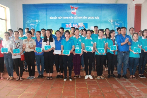 Đồng chí Huỳnh Thị Sương – Phó Bí thư Tỉnh đoàn Quảng Ngãi trao giấy chứng nhận cho các học viên tại buổi lễ bế mạc